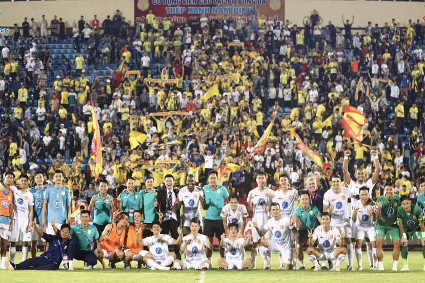 Vòng 1 V-League: HLV Vũ Hồng Việt cảm ơn khán giả Nam Định, HLV Quảng Nam bức xúc trọng tài - Ảnh 1 Vòng 1 V-League: HLV Vũ Hồng Việt cảm ơn khán giả Nam Định, HLV Quảng Nam bức xúc trọng tài - Ảnh 1
