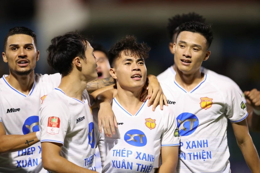 CLB Nam Định vươn lên ngôi đầu bảng xếp hạng V-League 2023/2024 CLB Nam Định vươn lên ngôi đầu bảng xếp hạng V-League 2023/2024