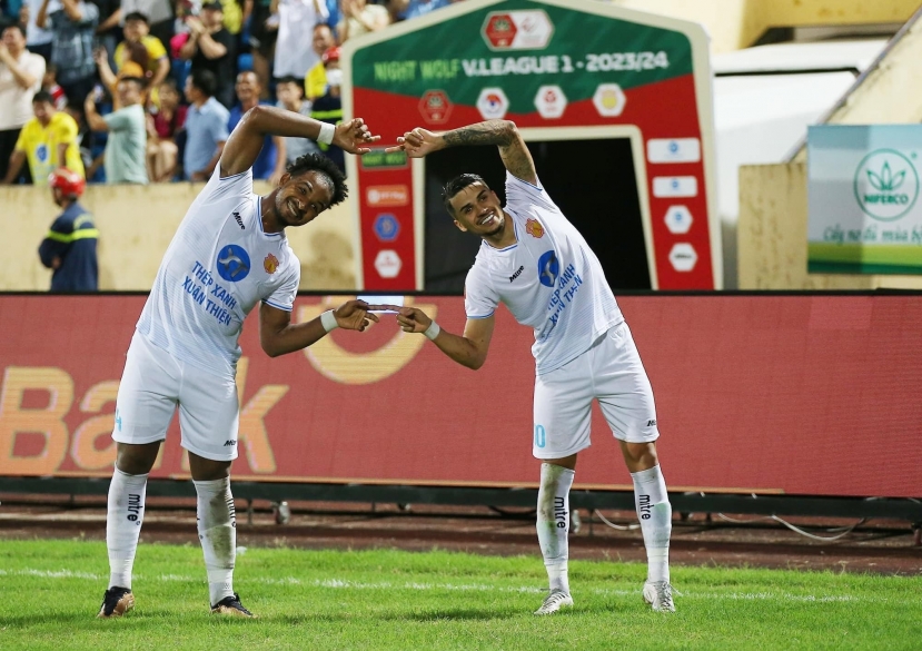 Bộ đôi Rafaelson và Hendrio góp công lớn giúp CLB Nam Định bay cao tại V-League 2023/24 Bộ đôi Rafaelson và Hendrio góp công lớn giúp CLB Nam Định bay cao tại V-League 2023/24