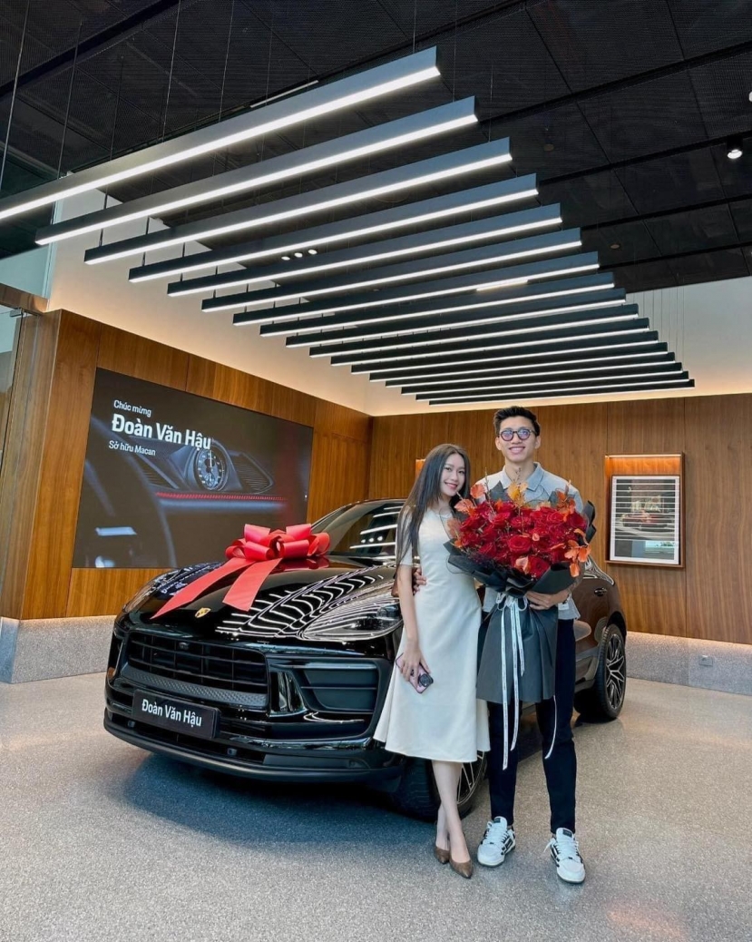 Xế hộp Văn Hậu sở hữu là Porsche Macan 2023 có giá gần 5 tỷ đồng. Ảnh: Internet Xế hộp Văn Hậu sở hữu là Porsche Macan 2023 có giá gần 5 tỷ đồng. Ảnh: Internet