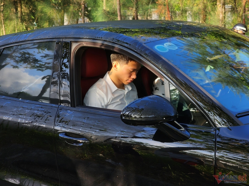 Văn Hậu mặc áo sơ mi trắng đơn giản ngồi trên xe chờ giờ đẹp xuất phát. Sau khi lên tới Hà Nội, Văn Hậu mới thay trang phục chú rể và lên xe hoa đã được gia đình chuẩn bị sẵn. Ảnh: Internet Văn Hậu mặc áo sơ mi trắng đơn giản ngồi trên xe chờ giờ đẹp xuất phát. Sau khi lên tới Hà Nội, Văn Hậu mới thay trang phục chú rể và lên xe hoa đã được gia đình chuẩn bị sẵn. Ảnh: Internet