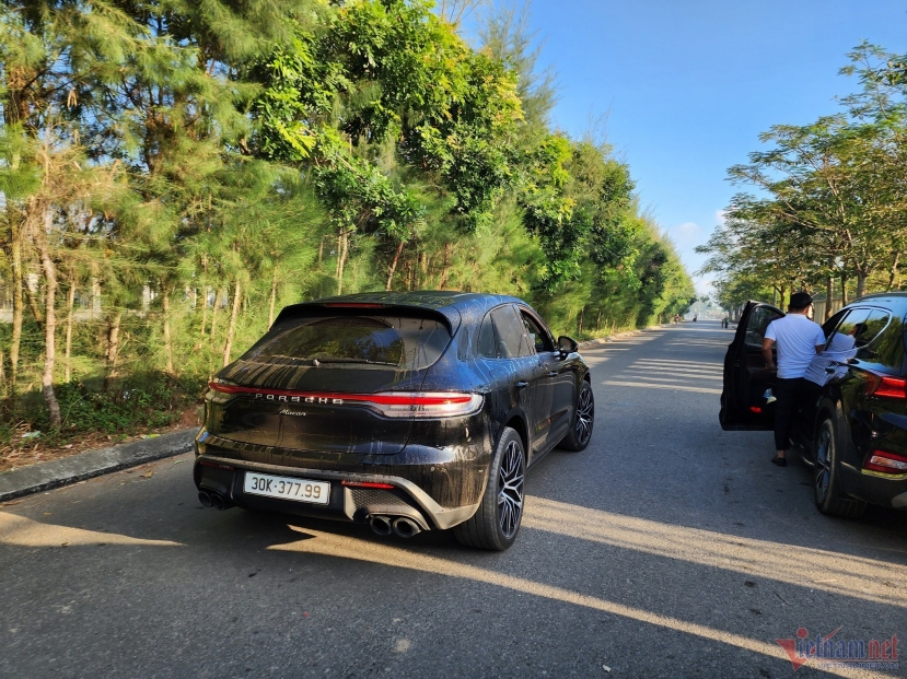 Đoàn xe của nhà trai xuất phát vào lúc 7h30 từ SVĐ xã Hồng Minh. Xe của Văn Hậu dẫn đầu. Quãng đường từ nhà Văn Hậu tới nhà của Doãn Hải My gần 100km nên di chuyển khoảng hơn 1 tiếng đồng hồ. Ảnh: Internet Đoàn xe của nhà trai xuất phát vào lúc 7h30 từ SVĐ xã Hồng Minh. Xe của Văn Hậu dẫn đầu. Quãng đường từ nhà Văn Hậu tới nhà của Doãn Hải My gần 100km nên di chuyển khoảng hơn 1 tiếng đồng hồ. Ảnh: Internet
