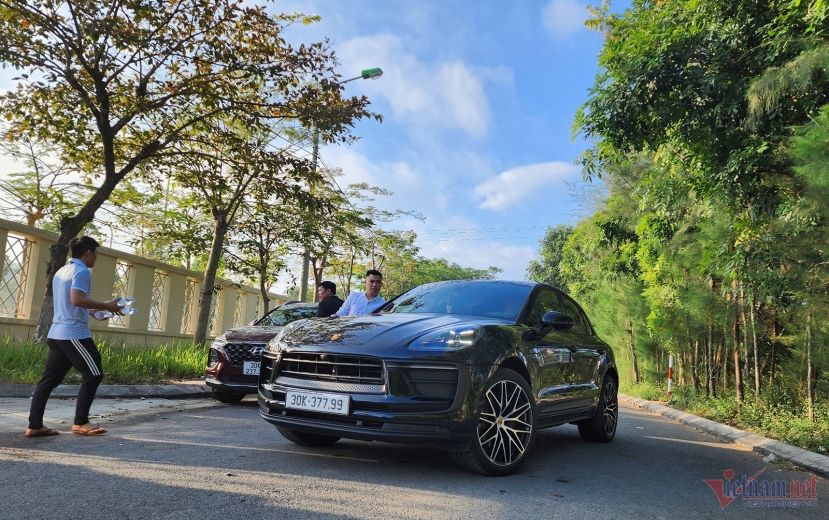 Văn Hậu được anh trai chở bằng Porsche từ quê lên Hà Nội để tụ họp cùng đội ngũ bê tráp, nhận tráp để chuẩn bị vào nhà Hải My làm lễ ăn hỏi Văn Hậu được anh trai chở bằng Porsche từ quê lên Hà Nội để tụ họp cùng đội ngũ bê tráp, nhận tráp để chuẩn bị vào nhà Hải My làm lễ ăn hỏi
