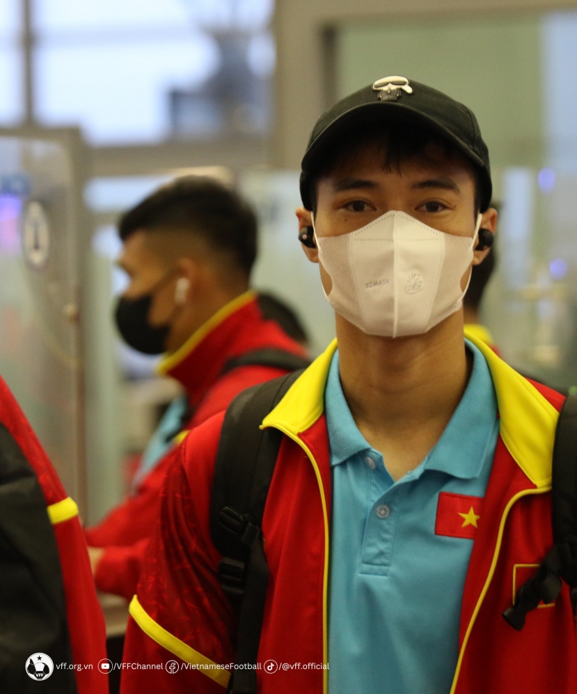 CHÙM ẢNH: Đội tuyển Việt Nam lên đường sang Philippines, HLV Troussier sắp loại thêm 5 cầu thủ - Ảnh 6 CHÙM ẢNH: Đội tuyển Việt Nam lên đường sang Philippines, HLV Troussier sắp loại thêm 5 cầu thủ - Ảnh 6