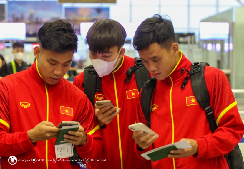 CHÙM ẢNH: Đội tuyển Việt Nam lên đường sang Philippines, HLV Troussier sắp loại thêm 5 cầu thủ - Ảnh 5 CHÙM ẢNH: Đội tuyển Việt Nam lên đường sang Philippines, HLV Troussier sắp loại thêm 5 cầu thủ - Ảnh 5