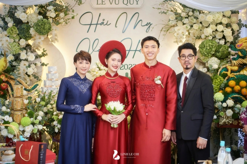 Sự xuất hiện của bố mẹ Doãn Hải My, cũng trở thành tâm điểm chú ý tại lễ cưới. Ảnh: Linh Le Chi Sự xuất hiện của bố mẹ Doãn Hải My, cũng trở thành tâm điểm chú ý tại lễ cưới. Ảnh: Linh Le Chi