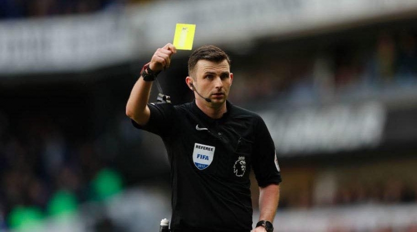 Trọng tài Michael Oliver rút trung bình 4 thẻ vàng/trận tại Ngoại hạng Anh 2023/24. Ảnh: Internet Trọng tài Michael Oliver rút trung bình 4 thẻ vàng/trận tại Ngoại hạng Anh 2023/24. Ảnh: Internet