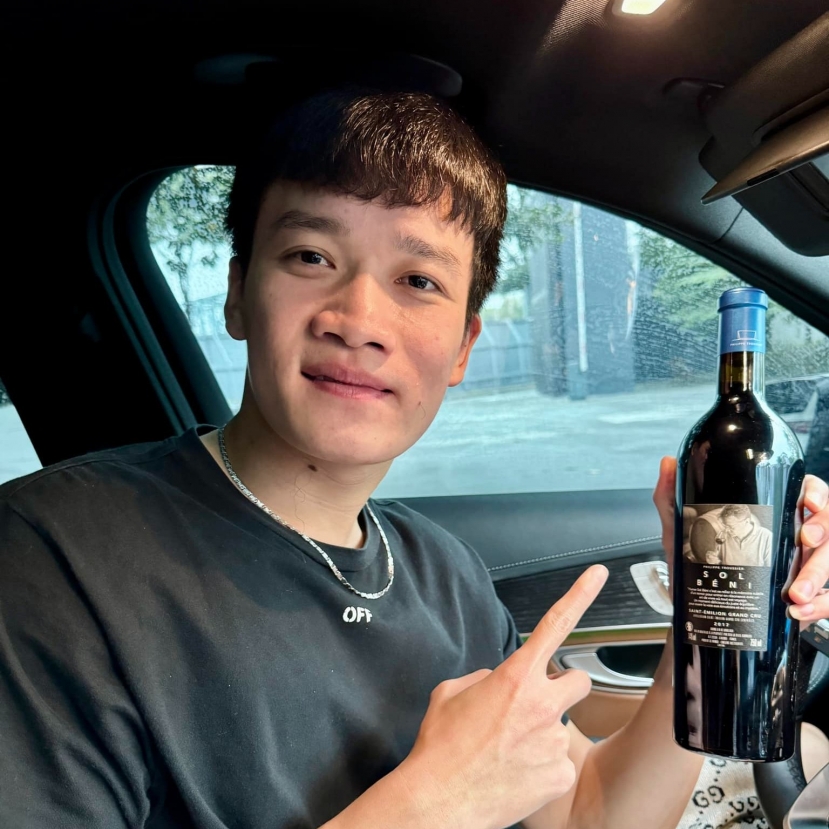Troussier cũng tặng Hoàng Đức một chai rượu vang mang thương hiệu của ông. Ảnh: Internet Troussier cũng tặng Hoàng Đức một chai rượu vang mang thương hiệu của ông. Ảnh: Internet