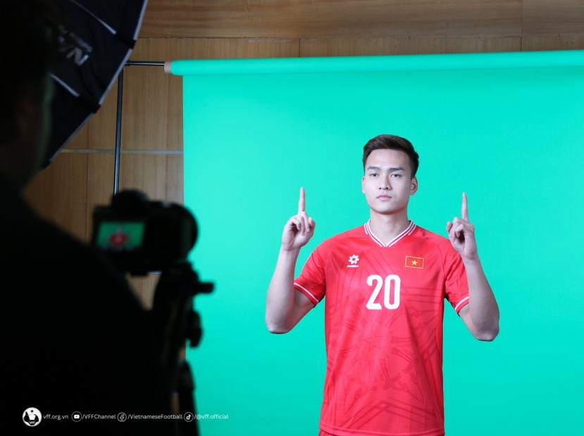 Tuyển Việt Nam rạng rỡ chụp ảnh truyền thông trước thềm Asian Cup 2023 - Ảnh 10 Tuyển Việt Nam rạng rỡ chụp ảnh truyền thông trước thềm Asian Cup 2023 - Ảnh 10