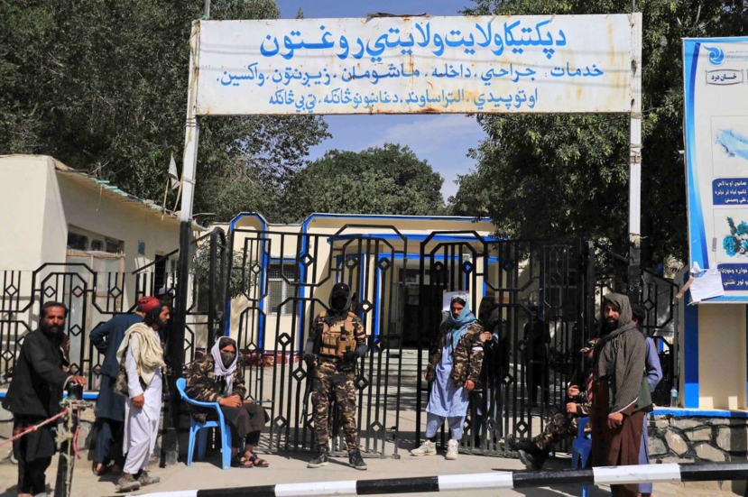 Lực lượng bảo vệ Taliban bên ngoài bệnh viện huyện nơi các nạn nhân của trận động đất được đưa đến ở Paktia, Afghanistan. Ảnh: EPA-EFE Lực lượng bảo vệ Taliban bên ngoài bệnh viện huyện nơi các nạn nhân của trận động đất được đưa đến ở Paktia, Afghanistan. Ảnh: EPA-EFE