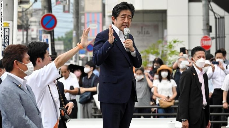 Ông Shinzo Abe phát biểu trên phố trước khi xảy ra vụ xả súng. Ông Shinzo Abe phát biểu trên phố trước khi xảy ra vụ xả súng.