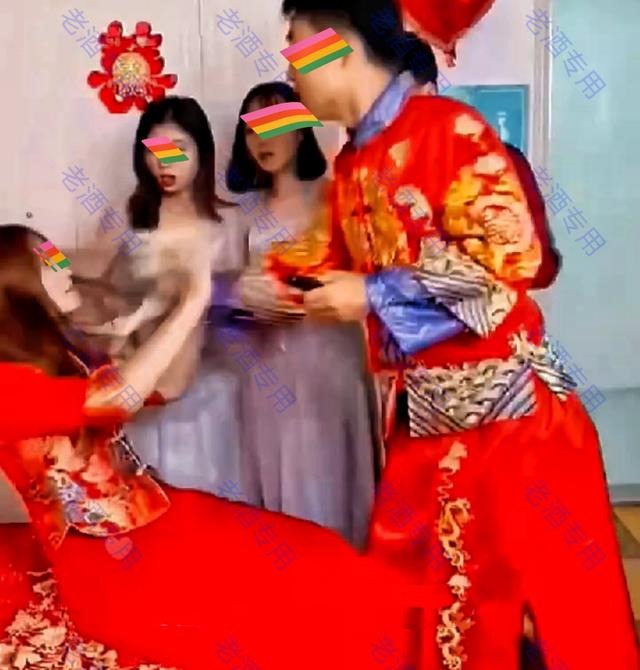 Cô dâu, chú rể 'combat cực căng' trong ngày cưới chỉ vì dòng tin nhắn như 'bom nguyên tử' - Ảnh 6 Cô dâu, chú rể 'combat cực căng' trong ngày cưới chỉ vì dòng tin nhắn như 'bom nguyên tử' - Ảnh 6