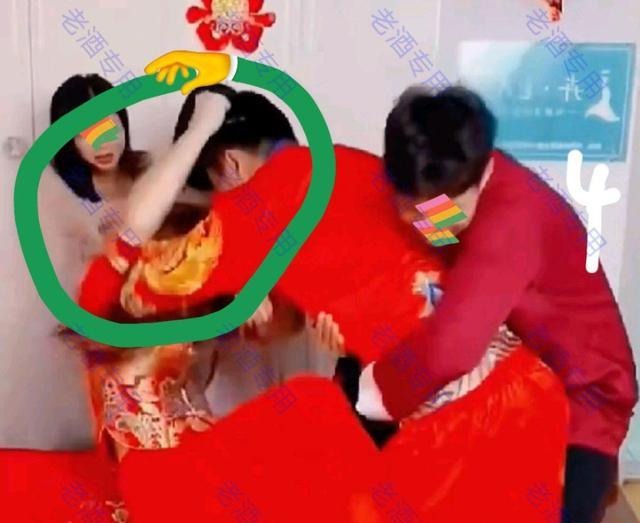 Cô dâu, chú rể 'combat cực căng' trong ngày cưới chỉ vì dòng tin nhắn như 'bom nguyên tử' - Ảnh 3 Cô dâu, chú rể 'combat cực căng' trong ngày cưới chỉ vì dòng tin nhắn như 'bom nguyên tử' - Ảnh 3