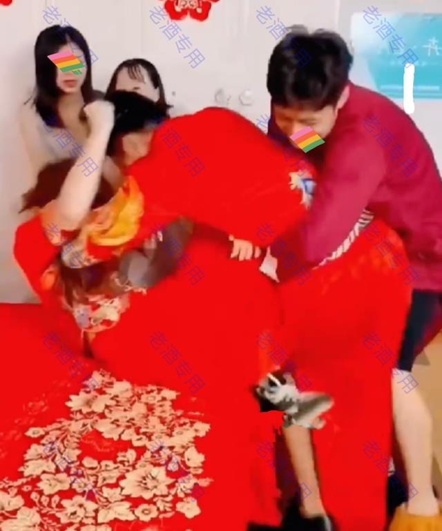 Cô dâu, chú rể 'combat cực căng' trong ngày cưới chỉ vì dòng tin nhắn như 'bom nguyên tử' - Ảnh 1 Cô dâu, chú rể 'combat cực căng' trong ngày cưới chỉ vì dòng tin nhắn như 'bom nguyên tử' - Ảnh 1