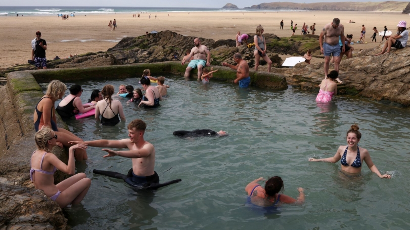 Mọi người tắm mát dưới nước tại Perranporth ở Cornwall. Mọi người tắm mát dưới nước tại Perranporth ở Cornwall.