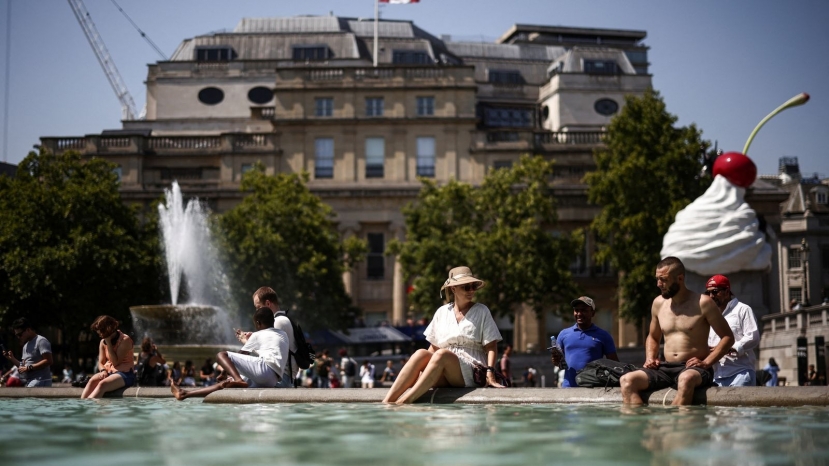 Các đài phun nước ở Quảng trường Trafalgar rất hữu ích cho những người ở London thời điểm này. Các đài phun nước ở Quảng trường Trafalgar rất hữu ích cho những người ở London thời điểm này.