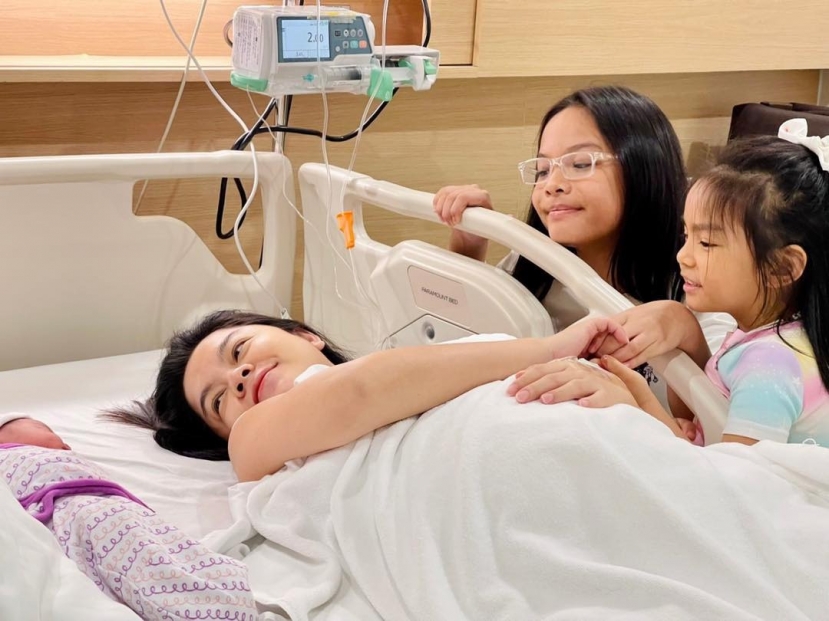 Hai cô con gái lớn của Phạm Quỳnh Anh rất yêu em út. Hai cô con gái lớn của Phạm Quỳnh Anh rất yêu em út.