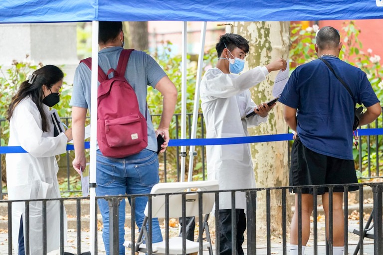 98% các ca đậu mùa khỉ thuộc nhóm nam giới đồng tính. 98% các ca đậu mùa khỉ thuộc nhóm nam giới đồng tính.