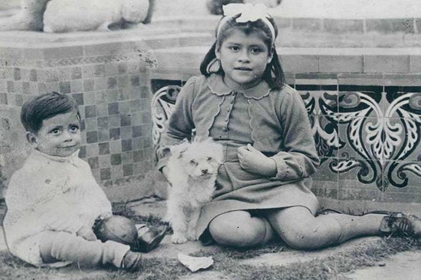 Lina Medina, người mẹ trẻ nhất trong lịch sử, chụp cùng con trai. Lina Medina, người mẹ trẻ nhất trong lịch sử, chụp cùng con trai.