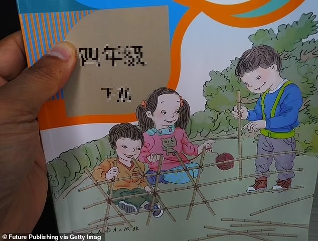 27 quan chức Trung Quốc bị trừng phạt vì để hình minh họa sách giáo khoa quá xấu - Ảnh 3 27 quan chức Trung Quốc bị trừng phạt vì để hình minh họa sách giáo khoa quá xấu - Ảnh 3