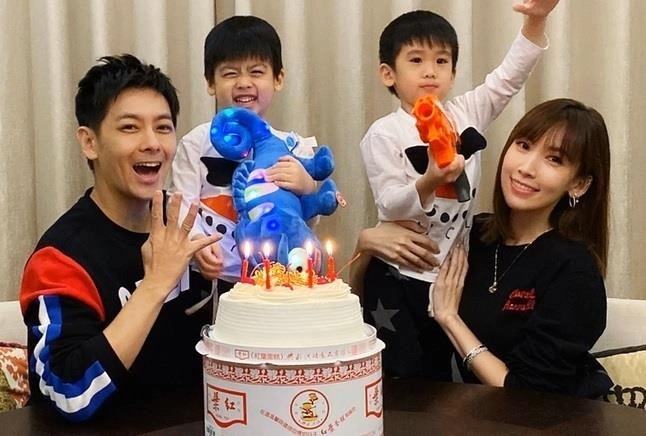 Gia đình hạnh phúc của Lâm Chí Dĩnh và Trần Nhược Nghi. Gia đình hạnh phúc của Lâm Chí Dĩnh và Trần Nhược Nghi.