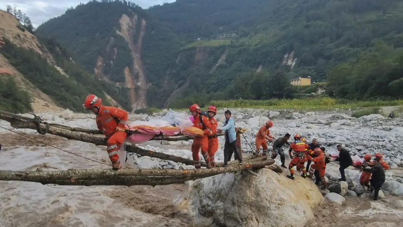 Lực lượng cứu hộ chuyển những người sống sót qua sông sau trận động đất ở thị trấn Moxi, huyện Lude, tỉnh Tứ Xuyên. Ảnh: AP Lực lượng cứu hộ chuyển những người sống sót qua sông sau trận động đất ở thị trấn Moxi, huyện Lude, tỉnh Tứ Xuyên. Ảnh: AP