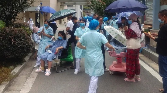 Nhân viên y tế chuyển bệnh nhân đến khu vực an toàn ở thành phố Nhã An. Ảnh: AP Nhân viên y tế chuyển bệnh nhân đến khu vực an toàn ở thành phố Nhã An. Ảnh: AP