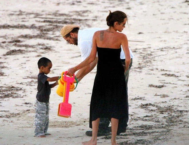 Chính Angelina Jolie là người đã để lộ mối quan hệ của cô với Brad Pitt, giúp truyền thông có được bằng chứng. Chính Angelina Jolie là người đã để lộ mối quan hệ của cô với Brad Pitt, giúp truyền thông có được bằng chứng.