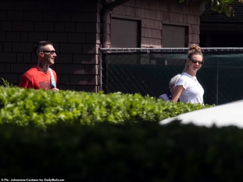 Vợ chồng Adam Levine và Behati Prinsloo cười rạng rỡ khi đi đón con. Vợ chồng Adam Levine và Behati Prinsloo cười rạng rỡ khi đi đón con.