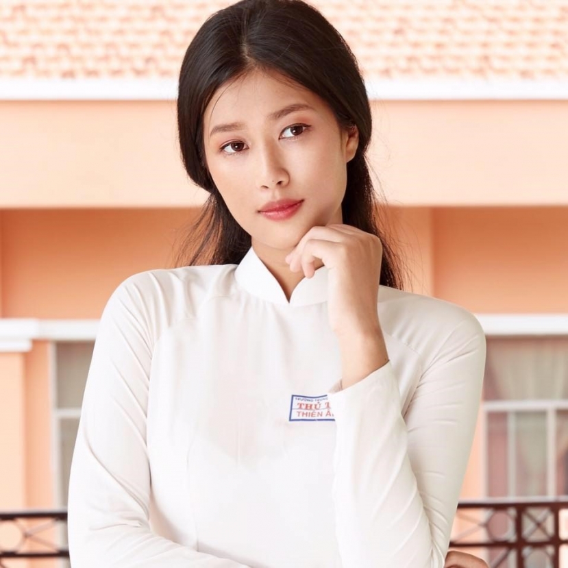 Vẻ đẹp dịu dàng nhưng không kém phần sắc sảo của Đoàn Thiên Ân trong tà áo dài trắng. Vẻ đẹp dịu dàng nhưng không kém phần sắc sảo của Đoàn Thiên Ân trong tà áo dài trắng.