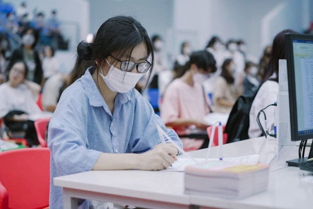 Tân sinh viên làm thủ tục nhập học tại một trường đại học. Ảnh: Báo Đại Đoàn Kết. Tân sinh viên làm thủ tục nhập học tại một trường đại học. Ảnh: Báo Đại Đoàn Kết.