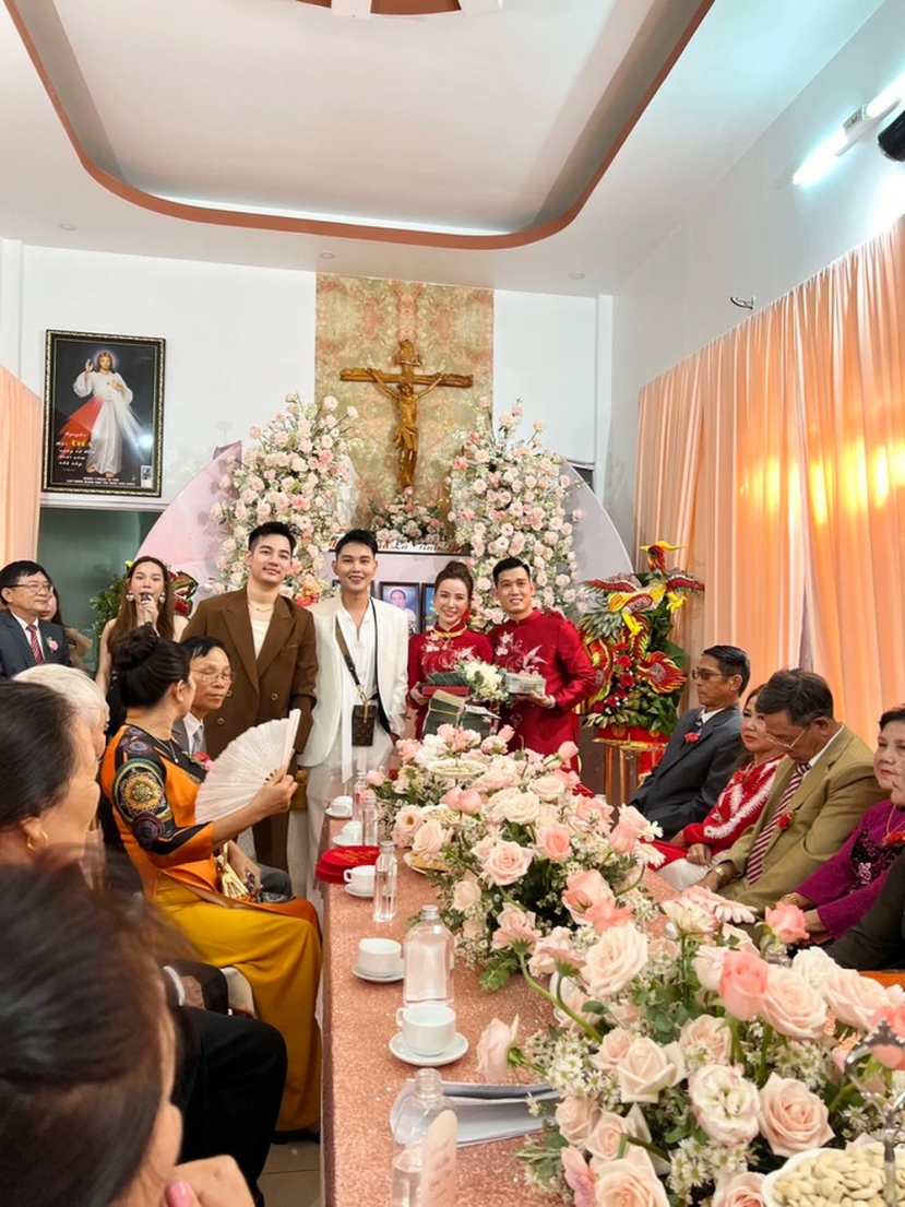 Hai chàng trai mỗi người mừng cưới cô bạn thân 500 triệu đồng khiến CDM trầm trồ. Hai chàng trai mỗi người mừng cưới cô bạn thân 500 triệu đồng khiến CDM trầm trồ.