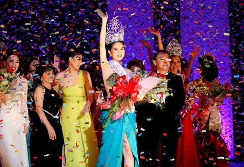 Còn đây là lúc Ngọc Trinh đăng quan một cuộc thi hoa hậu có thật. Còn đây là lúc Ngọc Trinh đăng quan một cuộc thi hoa hậu có thật.