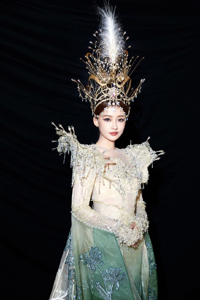 Vẻ đẹp lộng lẫy, kiêu sa của Tôn Di đã 'cân' đẹp bộ trang phục 'nuốt dáng' này. Vẻ đẹp lộng lẫy, kiêu sa của Tôn Di đã 'cân' đẹp bộ trang phục 'nuốt dáng' này.
