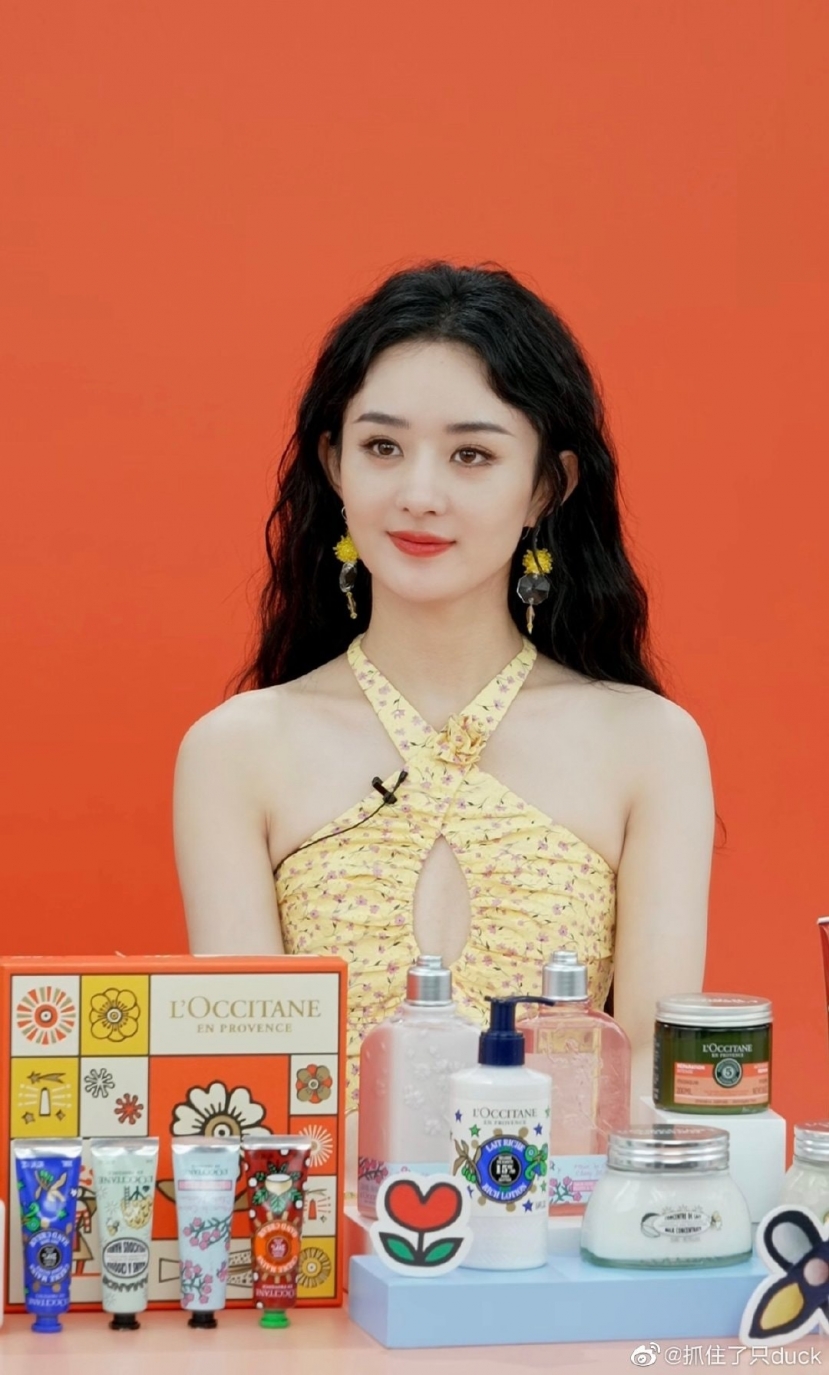 Triệu Lệ Dĩnh đẹp táo bạo trên livestream, fan buột miệng khen 'trắng, thơm, mềm' - Ảnh 1 Triệu Lệ Dĩnh đẹp táo bạo trên livestream, fan buột miệng khen 'trắng, thơm, mềm' - Ảnh 1