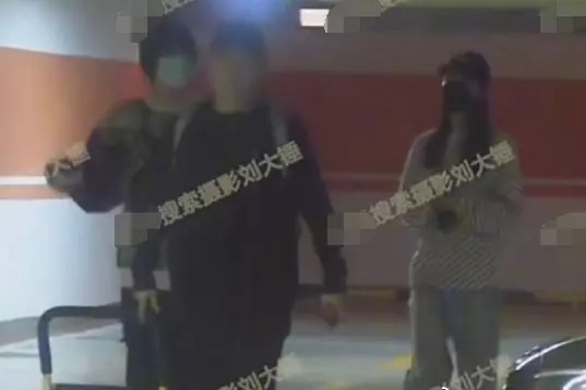 Bạch Kính Đình và Tống Dật về chung một nhà, fan đang vui như Tết Bạch Kính Đình và Tống Dật về chung một nhà, fan đang vui như Tết