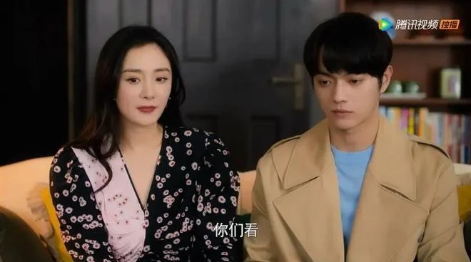 Ngoại hình chênh lệch quá rõ của Dương Mịch và Hứa Khải trong 'Định luật 80/20 của tình yêu'. Ngoại hình chênh lệch quá rõ của Dương Mịch và Hứa Khải trong 'Định luật 80/20 của tình yêu'.