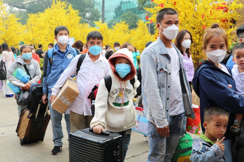 Thêm 4.000 vé xe, vé máy bay cho sinh viên, người lao động nghèo về quê đón Tết. Ảnh: Thanh niên Thêm 4.000 vé xe, vé máy bay cho sinh viên, người lao động nghèo về quê đón Tết. Ảnh: Thanh niên