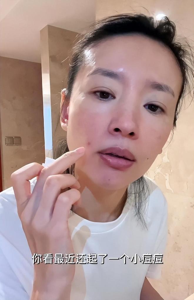 Mặt mộc 'Chúc Anh Đài' Đổng Khiết ở tuổi 42, nổi mụn vẫn xứng danh ngọc nữ - Ảnh 2 Mặt mộc 'Chúc Anh Đài' Đổng Khiết ở tuổi 42, nổi mụn vẫn xứng danh ngọc nữ - Ảnh 2