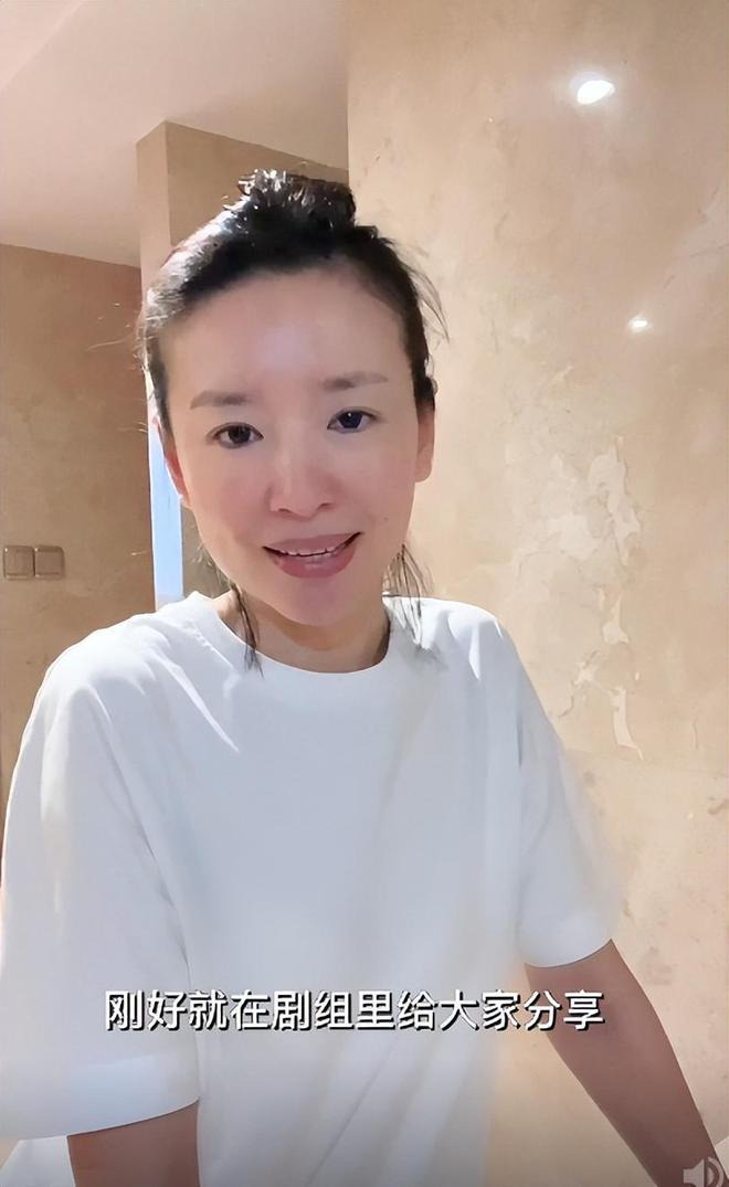 Mặt mộc 'Chúc Anh Đài' Đổng Khiết ở tuổi 42, nổi mụn vẫn xứng danh ngọc nữ - Ảnh 1 Mặt mộc 'Chúc Anh Đài' Đổng Khiết ở tuổi 42, nổi mụn vẫn xứng danh ngọc nữ - Ảnh 1