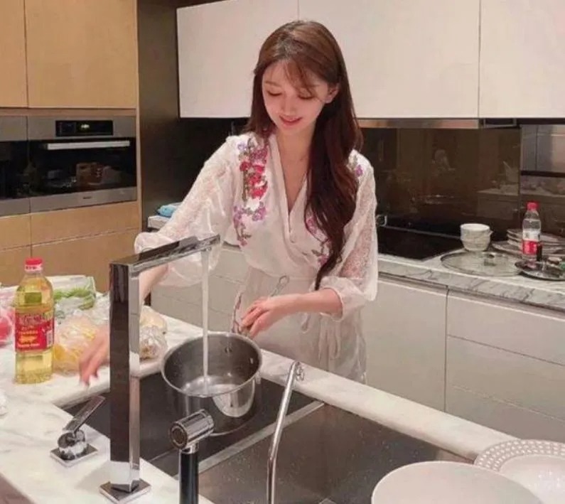 Trước đó, Diệp Kha đăng bức ảnh tại căn phòng rất giống với phòng của Huỳnh Hiểu Minh. Trước đó, Diệp Kha đăng bức ảnh tại căn phòng rất giống với phòng của Huỳnh Hiểu Minh.