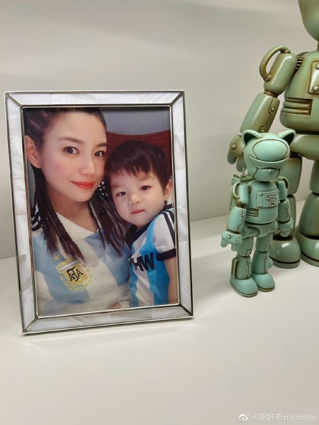 Nữ diễn viên Thần Điêu Đại Hiệp thể hiện tinh thần cuồng Messi khi cả 2 mẹ con mặc áo đội tuyển Argentina để chụp ảnh. Nữ diễn viên Thần Điêu Đại Hiệp thể hiện tinh thần cuồng Messi khi cả 2 mẹ con mặc áo đội tuyển Argentina để chụp ảnh.