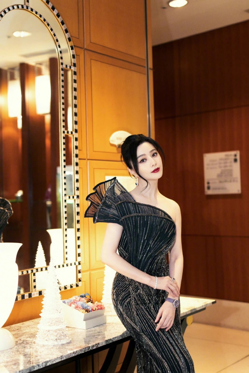 Phạm Băng Băng xứng danh 'nữ hoàng', dù thất thế vẫn tỏa hào quang - Ảnh 2 Phạm Băng Băng xứng danh 'nữ hoàng', dù thất thế vẫn tỏa hào quang - Ảnh 2