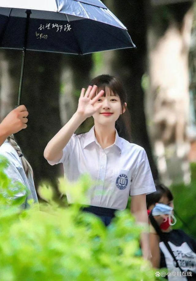 Mới 24 tuổi, Triệu Lộ Tư bước đi cẩn trọng, tránh mang tiếng 'cưa sừng làm nghé' - Ảnh 2 Mới 24 tuổi, Triệu Lộ Tư bước đi cẩn trọng, tránh mang tiếng 'cưa sừng làm nghé' - Ảnh 2