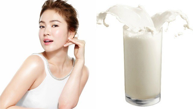 Song Hye Kyo từng tiết lộ bí quyết để có làn da trẻ đẹp chính là rửa mặt bằng sữa ấm. Song Hye Kyo từng tiết lộ bí quyết để có làn da trẻ đẹp chính là rửa mặt bằng sữa ấm.