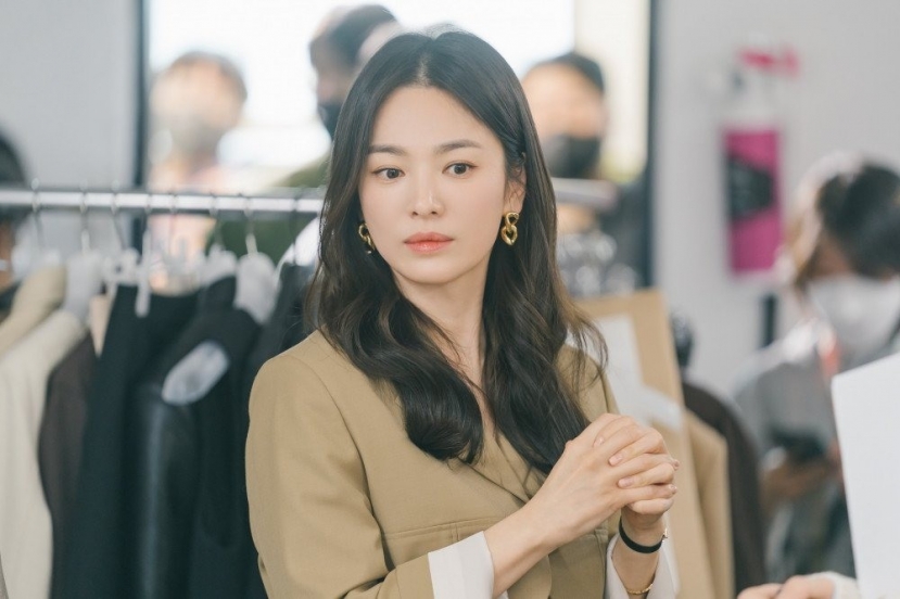 Cô sở hữu làn da trắng sứ không tì vết. Cô sở hữu làn da trắng sứ không tì vết.