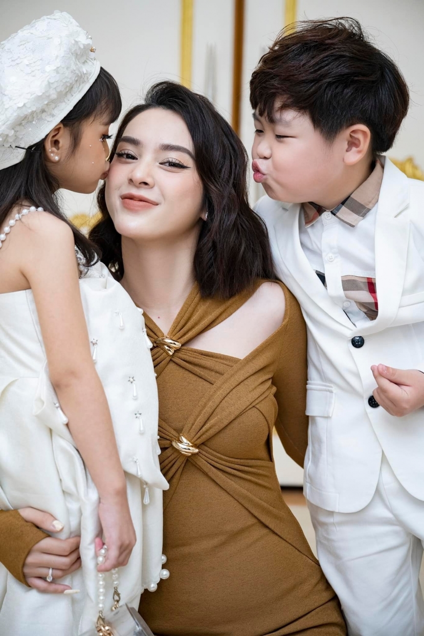Quỳnh Lương và 2 diễn viên nhí trong Đừng Làm Mẹ Cáu. Quỳnh Lương và 2 diễn viên nhí trong Đừng Làm Mẹ Cáu.