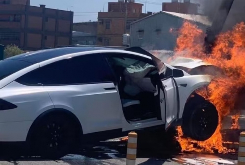 Chiếc Tesla mà Lâm Chí Dĩnh điều khiển bốc cháy trên đường. Chiếc Tesla mà Lâm Chí Dĩnh điều khiển bốc cháy trên đường.