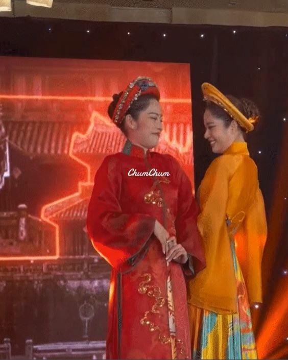 Nam Em và Nam Anh không nghiêm túc khi trình diễn áo dài. Ảnh cắt từ clip Nam Em và Nam Anh không nghiêm túc khi trình diễn áo dài. Ảnh cắt từ clip