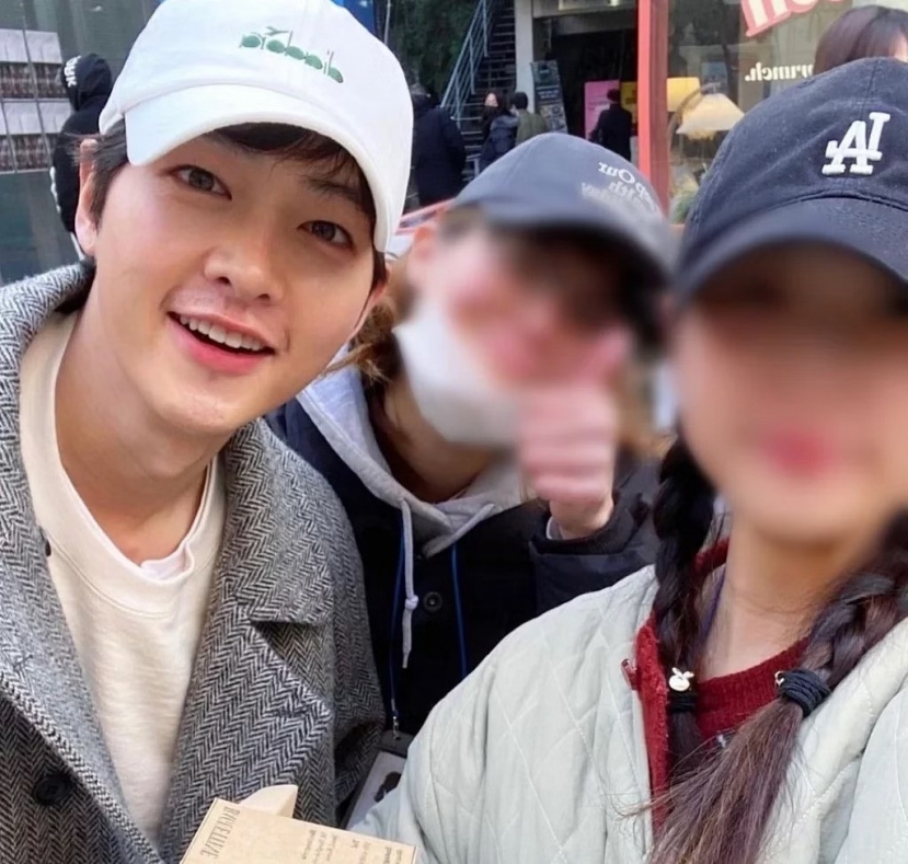 Song Joong Ki tái xuất sau khi thông báo tái hôn. Song Joong Ki tái xuất sau khi thông báo tái hôn.
